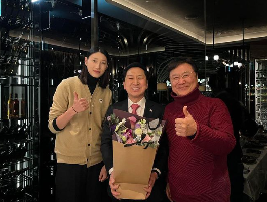  배구스타 김연경 여당성향이라 비난을 받는다?? 그러지 맙시다 쫌!!(김연경사진, 김연경김기현, 김연경비난, 악플, 논란, 국민의힘, 정당선택자유, 이용, 임오경, 배구올스타전)