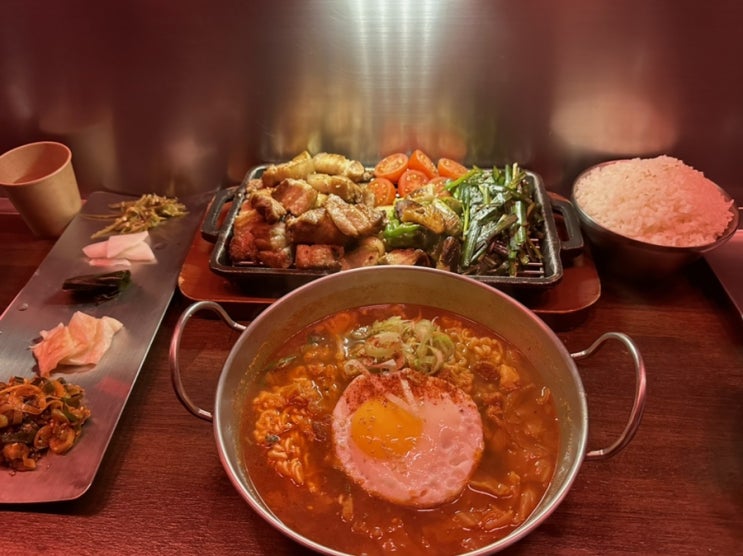  신논현역 삼겹살, 구워주는 고기 술집 포크댄스