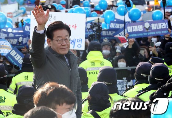 <b>대통령실</b> 부대변인 이재명은 순방 일정 유출로 <b>사의</b>