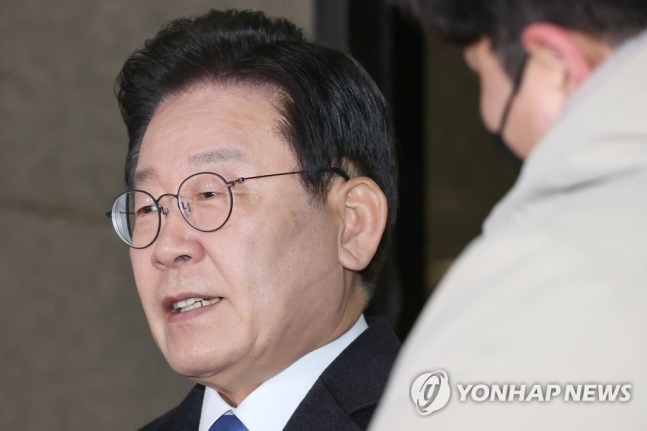 이재명 "유동규 범죄, 몰랐다"…대장동 공소장엔 '15년 인연'