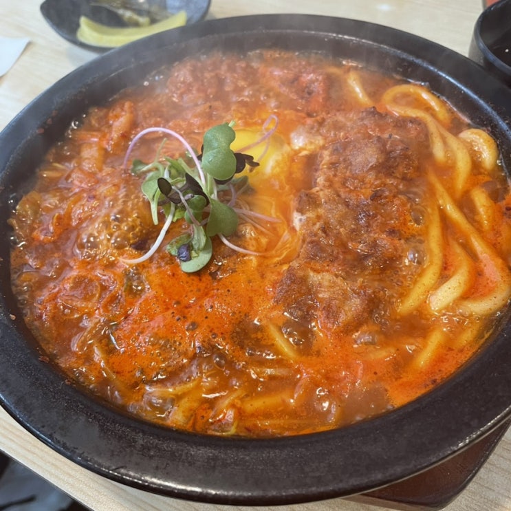  홍대에서 제일 맛있는 김치 우동 나베 무라