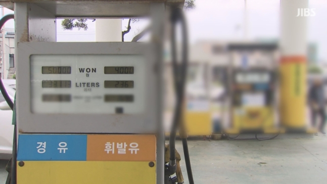 휘발유 오르고 경유 내리며 격차 ‘80원’까지.. ‘재역전’ 글쎄 휘발유 오르고 경유 내리며 격차 ‘80원’까지.. ‘재역전’ 글쎄