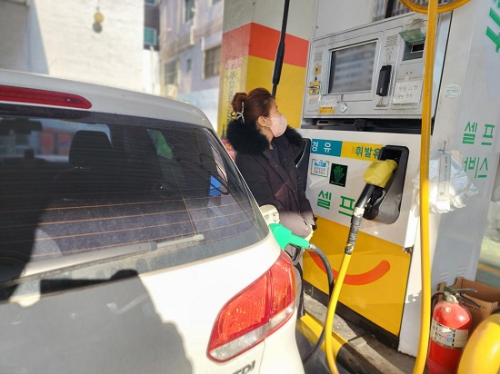 경유 내리고 휘발유 올라… 좁혀진 가격 차이 ‘약 76원’ 경유 내리고 휘발유 올라… 좁혀진 가격 차이 ‘약 76원’