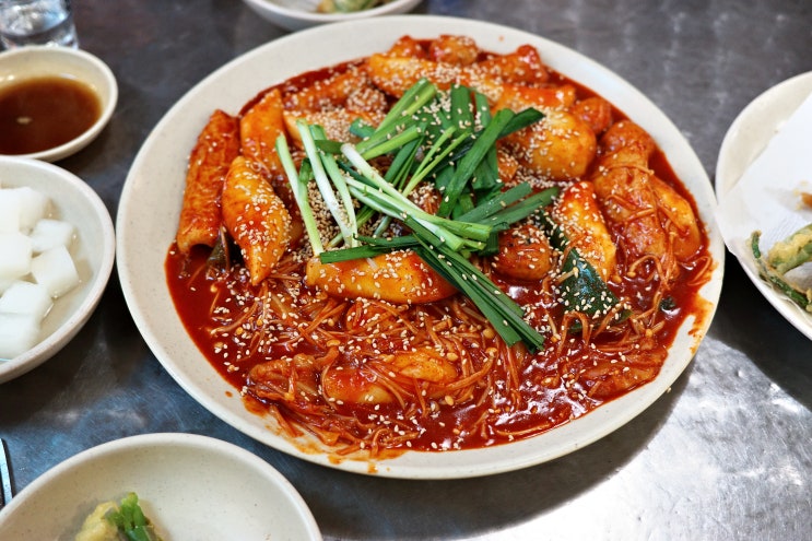  압구정역 고추튀김과 떡볶이가 맛있는 노포 술집 [한추]