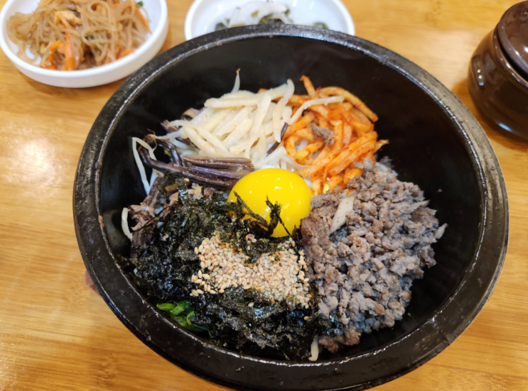  지글지글 돌솥비빔밥 고추장까지 넣어서 정말 꿀맛!