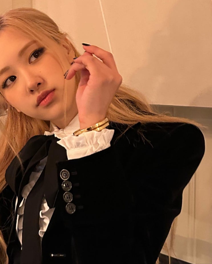 블랙핑크 로제, 귀공자 스타일에 부잣집 공주 느낌...고급미 넘치는 우아한 블랙 슈트핏 블랙핑크 로제, 귀공자 스타일에 부잣집 공주 느낌...고급미 넘치는 우아한 블랙 슈트핏