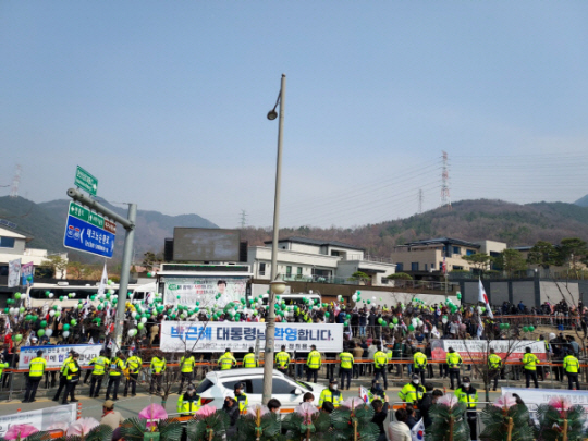 <b>박근혜</b> 전 <b>대통령</b> 대구 달성 사저 입주 첫 <b>생일</b>…보수단체... 