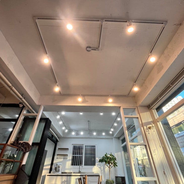  울산 카페, LED 등으로 레일 조명