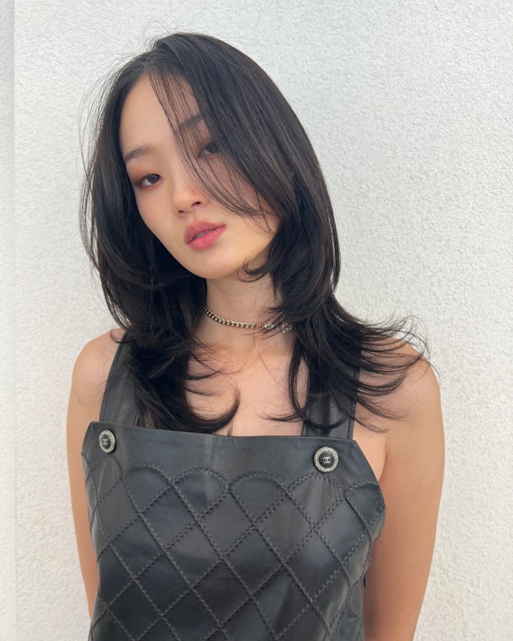'송혜교 절친' 모델 신현지, 아시아 모델 최초 샤넬쇼 단독 클로징...제니랑도 친하네 '송혜교 절친' 모델 신현지, 아시아 모델 최초 샤넬쇼 단독 클로징...제니랑도 친하네