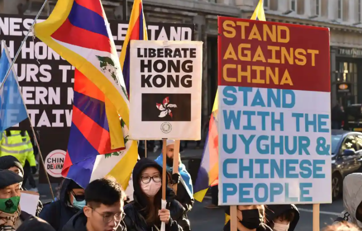 영국의 홍콩인들은 수엘라 브레이버먼에게 '억압적인' 시위 반대 법안을 폐기할 것을 요청합니다