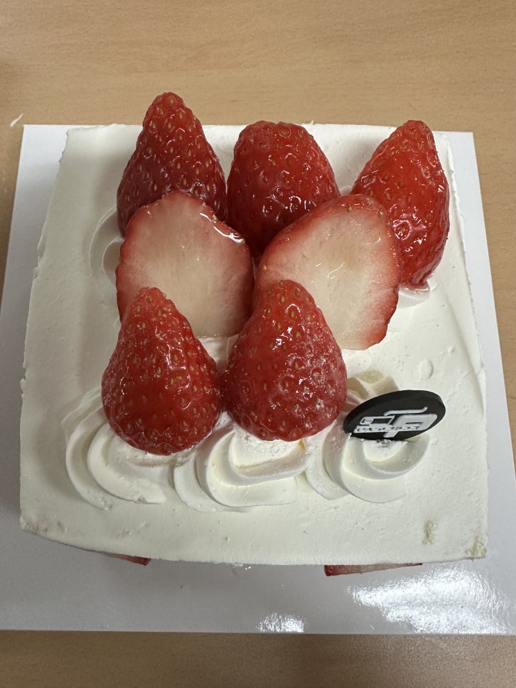  파스쿠찌 딸기샌드케이크 내돈내먹 후기