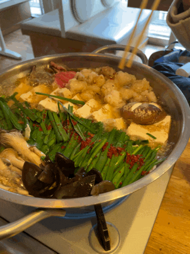  신촌 모츠나베 맛집 매거진스탠딩 / 뭐 하나 대충 하는 게 없는 신촌 이자카야