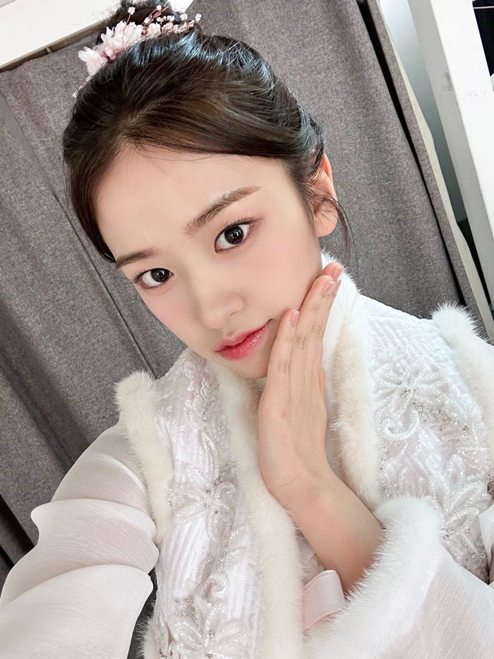 금융치료로 젓가락질 고친 안유진 금융치료로 젓가락질 고친 안유진