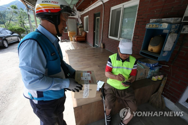 독거 노인 고독사 예방 ‘지자체-경찰-집배원’ 손잡는다 독거 노인 고독사 예방 ‘지자체-경찰-집배원’ 손잡는다