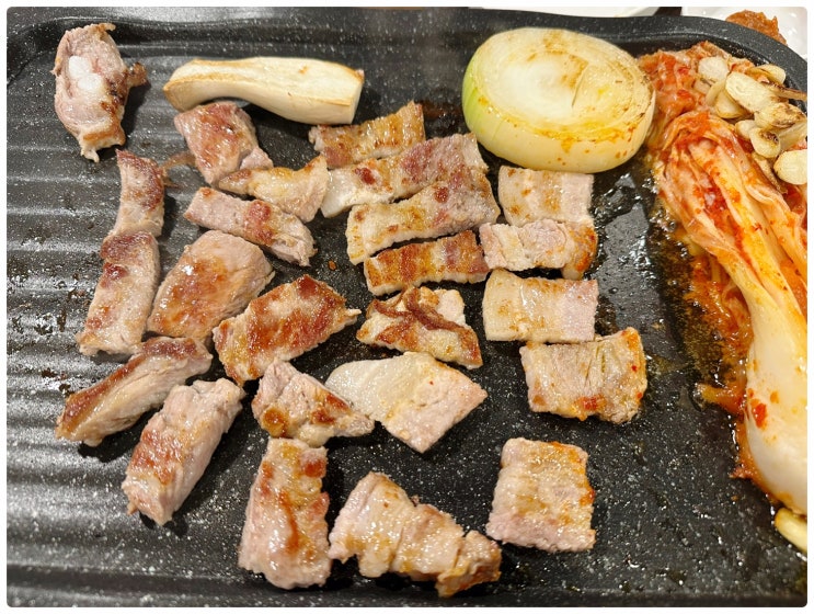  사당역 근처 남현동 돼지고기 소문난 맛집 "명문삼겹살" 방문 후기 | 김치+ 콩나물+고기 조합 | 술과 맥주가 땡기는 집