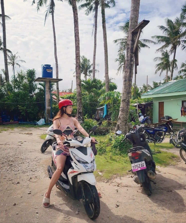 '바이크 마니아로 유명한' 오정연 아나운서, 필리핀 여행서 초미니스커트 차림으로 스쿠터 라이딩