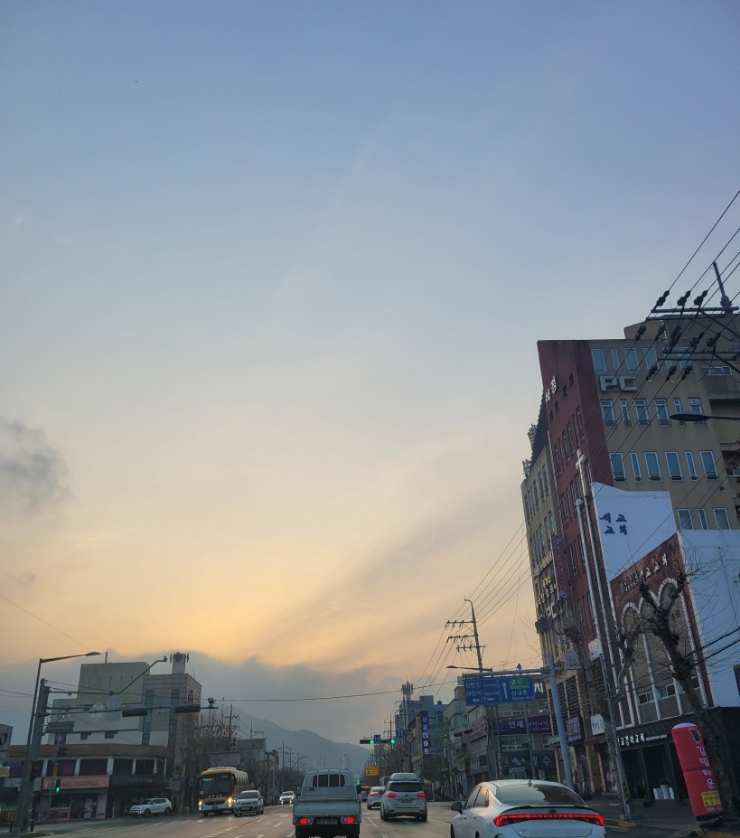  2023.02.01 수요일 2월이 시작되는 아침 출근길과 저녁의 교회와 달 그리고 목포 앞바다 해돋이~~~
