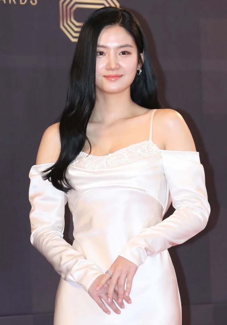 배우 박주현, 청순한 외모와 글래머러스한 몸매 눈길...해외 여행지서 과감한 비키니 자태 배우 박주현, 청순한 외모와 글래머러스한 몸매 눈길...해외 여행지서 과감한 비키니 자태