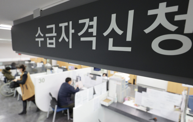 尹정부의 일자리 정책, 노년층과 여성 가장 큰 타격 입는다 尹정부의 일자리 정책, 노년층과 여성 가장 큰 타격 입는다