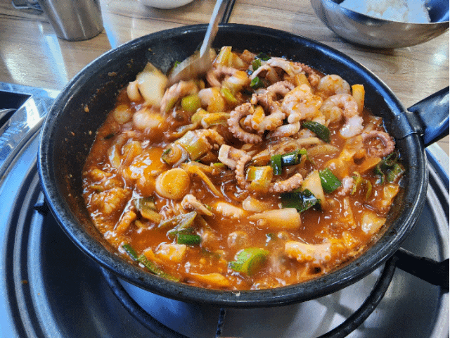  "국이네 낚지볶음!" 이곳은 항상 사람이 많네. 맛집인가!?