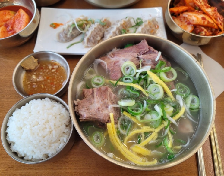 울산 장생포 고래마을 맛집 미소지안에서 정성스러운 임금님 돈뼈국밥 먹고 고래 보러 가자