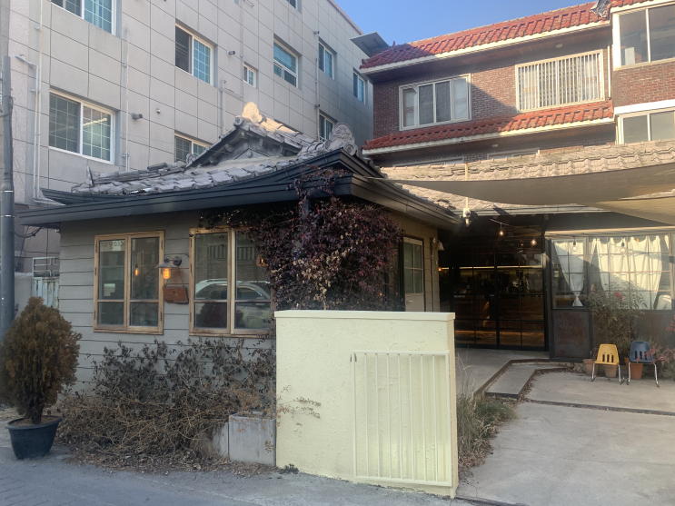  미드웨이  : 김광석 거리의 따뜻한 한옥 카페 (내돈내산)