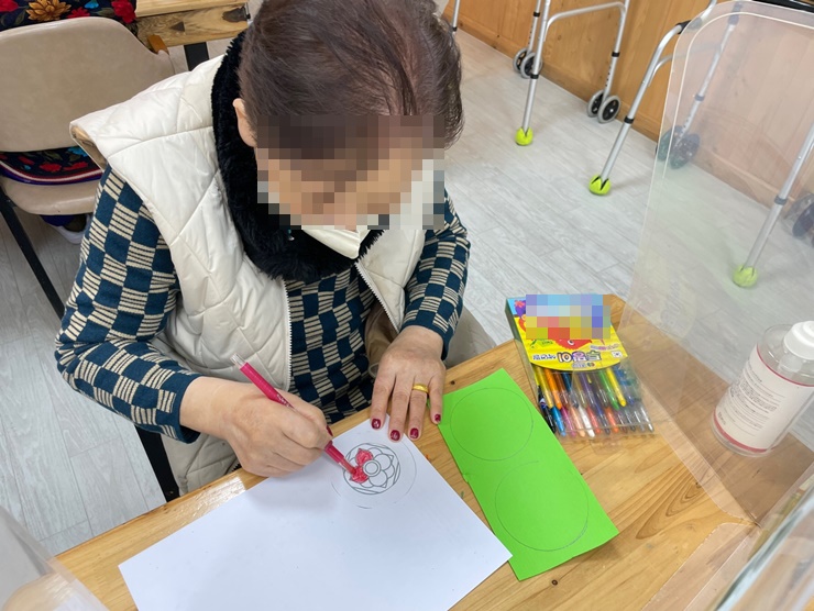  김해주간보호센터, 장유주간보호센터 국내최고의 프리미엄 온유한주간보호센터 인지활동 - 팽이만들기
