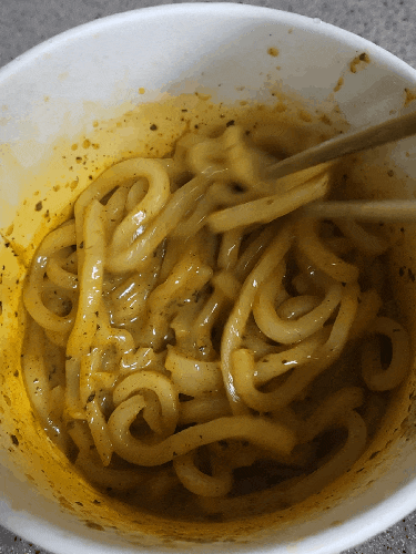 화끈하고 산뜻한 맛의 조화 바질크림 불닭우동