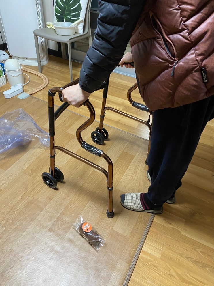 노인이 사용해야 하는 환자용 보행기(접이식) 장단점 노인이 사용해야 하는 환자용 보행기(접이식) 장단점