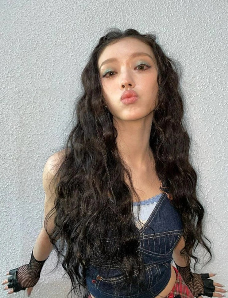 오마이걸 유아, 군살 하나 없는 각선미 과시...추운 날씨에도 현장 달군 초미니 스커트 패션 오마이걸 유아, 군살 하나 없는 각선미 과시...추운 날씨에도 현장 달군 초미니 스커트 패션