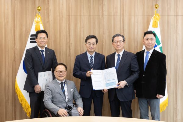 정성호 국회의원과 <b>김동연</b> 경기지사, 경기북부 <b>공공의료원</b> 설립... 