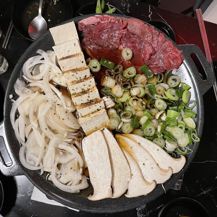  건대 입구 조용한 감성 이자카야 술집 '공간식당' 전시회 온 기분