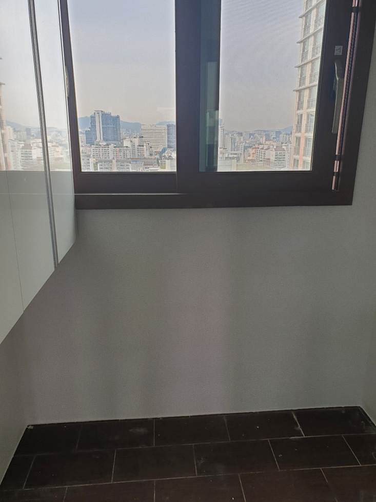 곰팡이 제거 후에 실리콘 마감 및 부산탄성코트 시공까지 완벽하게 마무리!