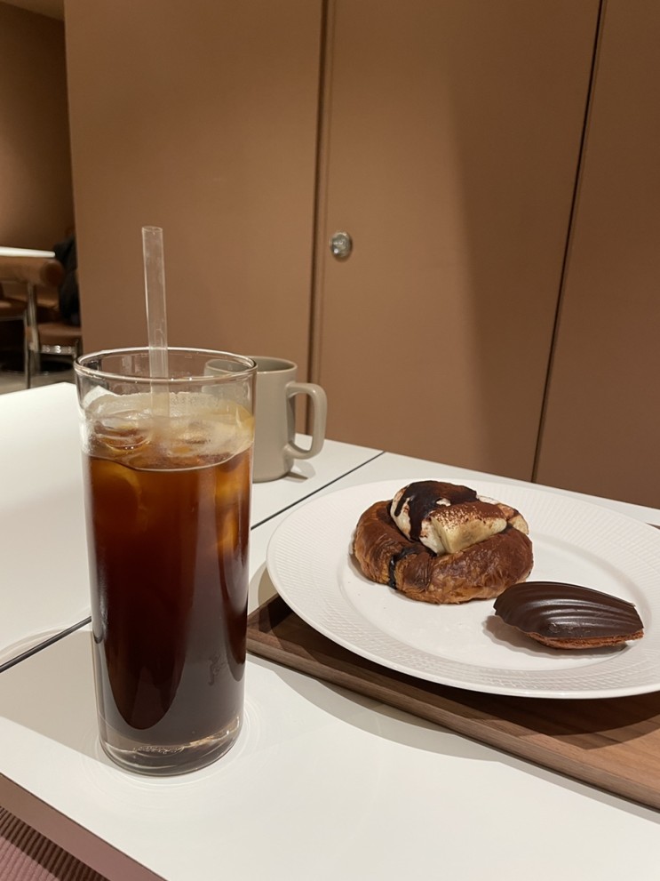 홍대 베이커리 맛집 디카페인 커피도 맛있는 오퍼 카페 방문후기