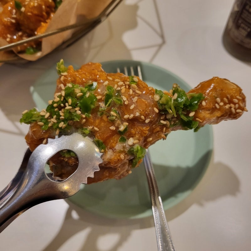 영종도 자담치킨 핫후라이드 양념 맵슐랭 3종류 홀에서 먹은 후기 : 네이버 블로그