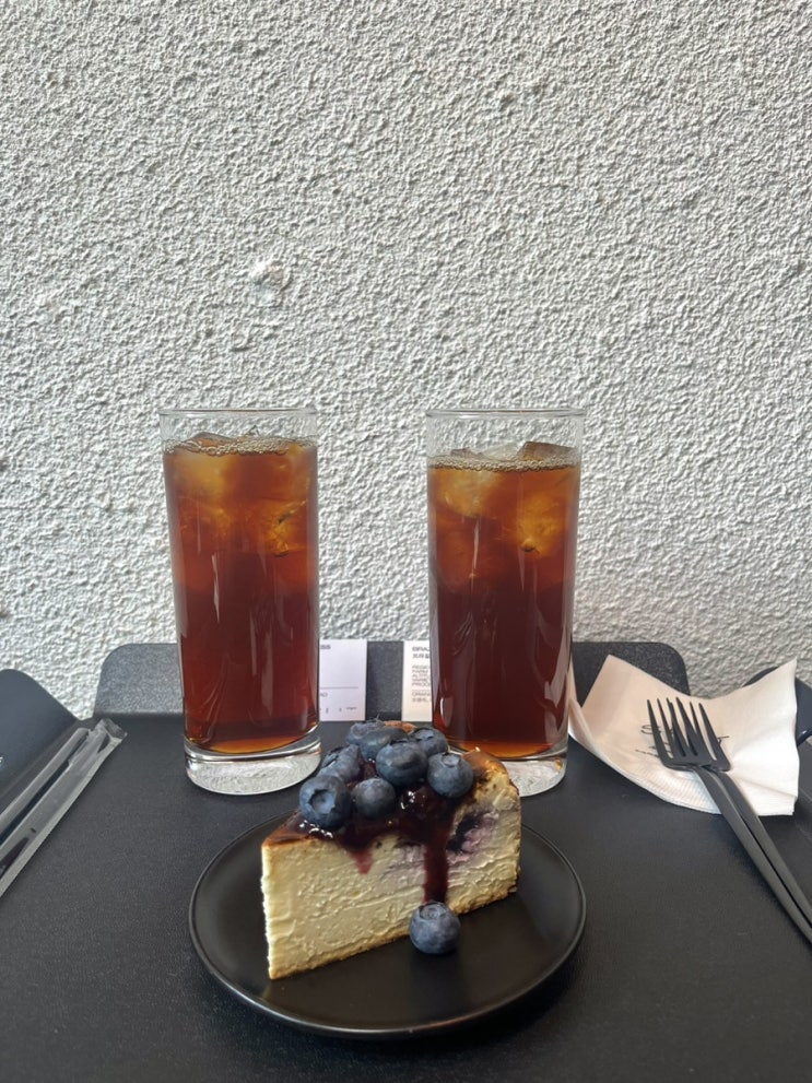 홍대 카페 슬릿 커피 디저트 맛집 분위기 좋은 곳에서 데이트 홍대 카페 슬릿 커피 디저트 맛집 분위기 좋은 곳에서 데이트
