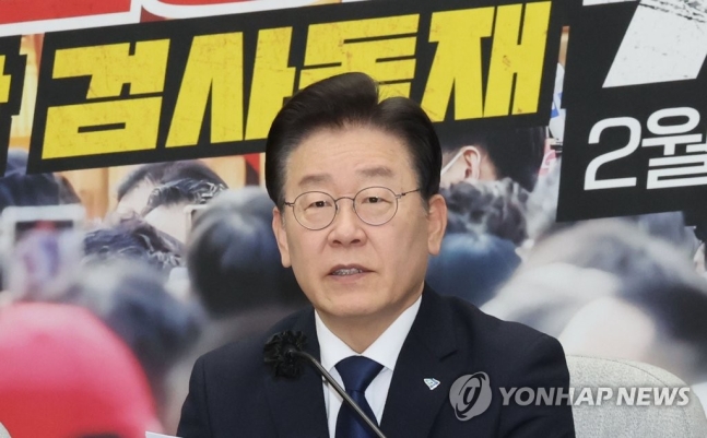 이재명 "尹정권에 경고…나는 짓밟아도 민생을 짓밟진 말라" 이재명 "尹정권에 경고…나는 짓밟아도 민생을 짓밟진 말라"