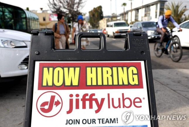 일자리 52만개 늘고 54년만에 최저 실업률…뜨거운 美 노동시장
