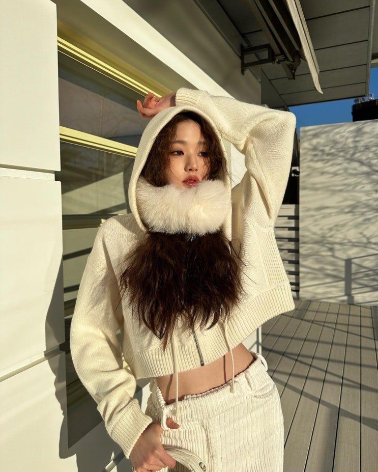 "명품 협찬 빨리 받으려면" 아이브 장원영, 한파에도 노출 포기 못한다는 '이 부위' "명품 협찬 빨리 받으려면" 아이브 장원영, 한파에도 노출 포기 못한다는 '이 부위'