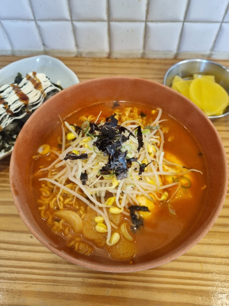  홍대 밥집 쉴틈없는 매운맛 빨계떡 [틈새라면]