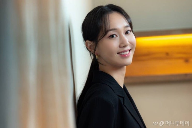 '故 김주혁 여자친구' 이유영, '침대에서 품에 안겨' 행복해보이는 근황...비연예인과 공개 열애 시작 '故 김주혁 여자친구' 이유영, '침대에서 품에 안겨' 행복해보이는 근황...비연예인과 공개 열애 시작