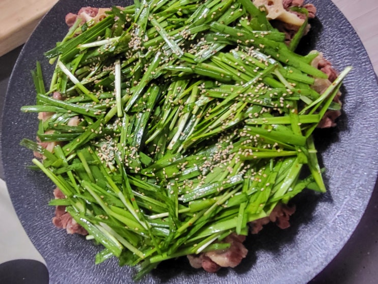  맛집처럼 부추듬뿍 소꼬리찜 꼬리수육 만들기 - 맛집에서 줄 안서도 되겠네