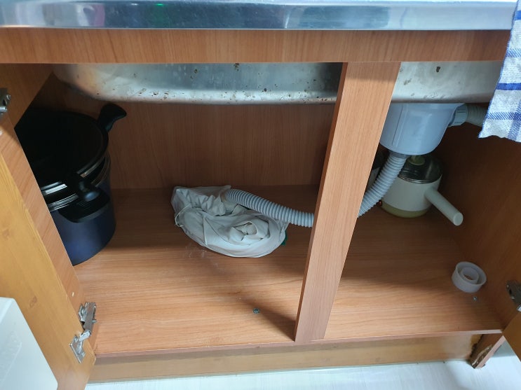  싱크대 물샘 씽크대 배관에서 물새고 느리게 빠지는 막힌거 전문 뚫는곳