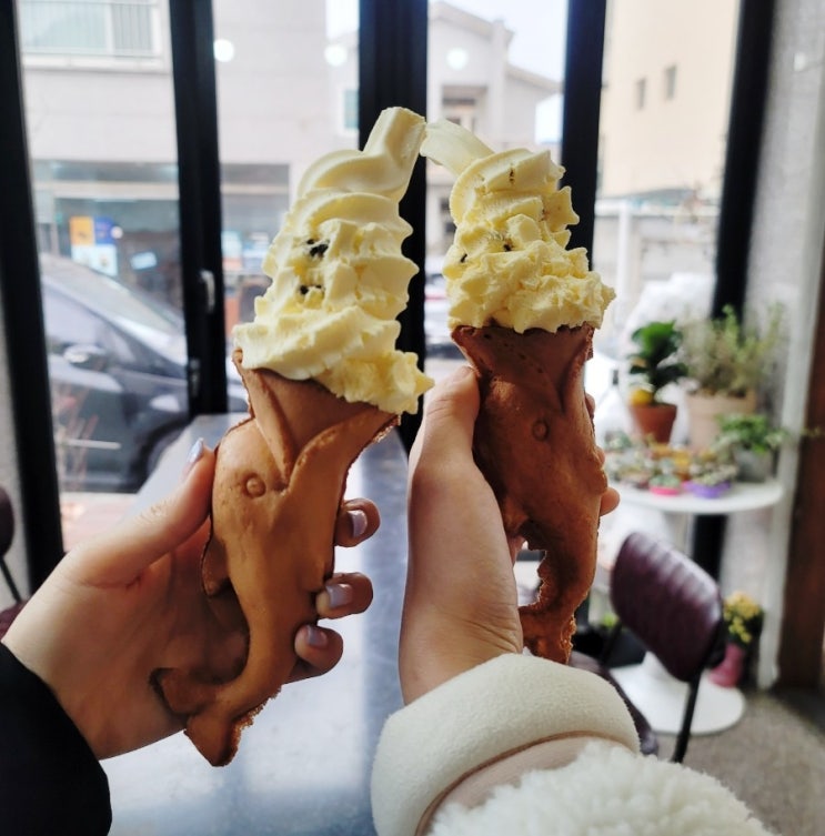  울산 이색 간식 맛집 장생포 고래빵집에서 고래 콘 아이스크림과 고래빵 먹어보자