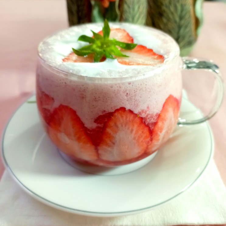 생딸기 우유거품으로 딸기라떼 만들기   홈카페 딸기우유 레시피