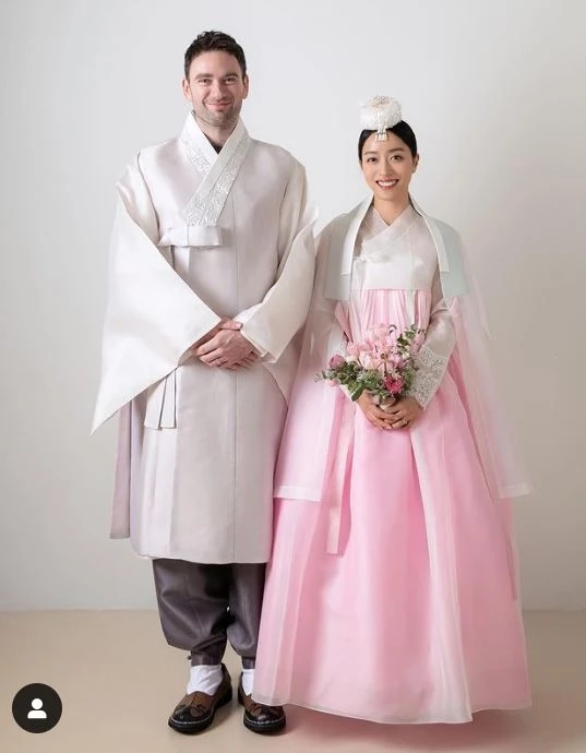 '노브라로 뜬' 임현주 아나운서, 다니엘 튜더와 결혼식 앞서 피로연 미리 진행 '노브라로 뜬' 임현주 아나운서, 다니엘 튜더와 결혼식 앞서 피로연 미리 진행