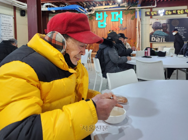 영하 6도, 첫 차 타고 아침 먹으러 온 독거 노인에···“숭늉 한 그릇의 온기 나눠요” 영하 6도, 첫 차 타고 아침 먹으러 온 독거 노인에···“숭늉 한 그릇의 온기 나눠요”