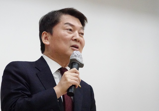 <b>안철수</b> “<b>대통령실 비판</b>, 법적으로 문제 많아”