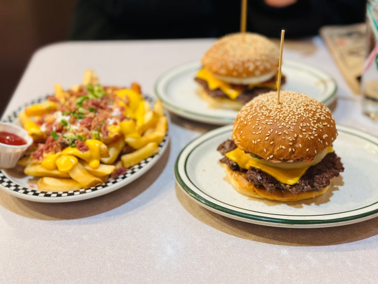  신사동 브루클린 더 버거조인트 가로수길점 | 브루클린윅스, 리얼맥코이 수제버거 맛집: 서울/신사동