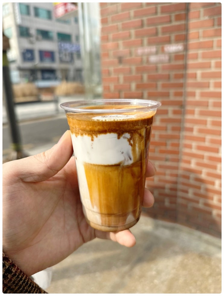  줄서서 먹어야하는 사당역 근처 태양커피 오프라인 매장 방문 및 구매 후기 | 간판이 없어도 커피맛 하나만으로 손님들이 방문하는 시그니쳐 메뉴 아인슈페너 맛집
